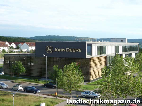 lDas rund 10.000 m² große Gelände des John Deere ETIC in Kaiserslautern umfasst einen Bürokomplex mit moderner ansprechender Architektur sowie Labors und Werkstätten. Diese neue Einrichtung wird vorrangig die Entwicklung intelligenter Systeme vorantreiben sowie den Einsatz fortschrittlicher Technologien in Traktoren und Erntemaschinen.