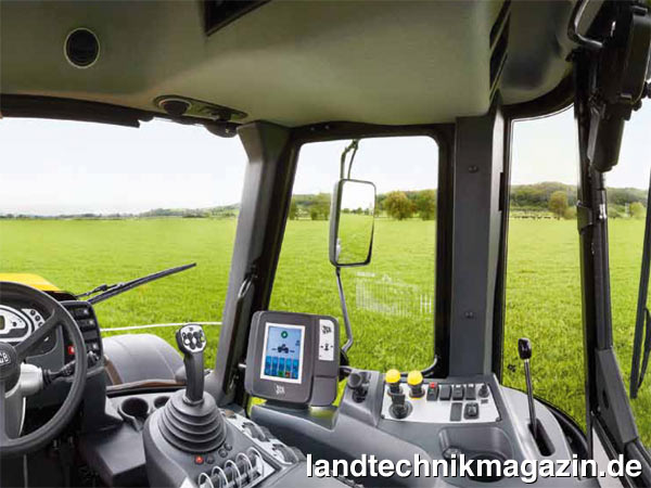 Bild: JCB hat beim Fastrac 3000 Xtra die neue kompakte, rechte Konsole für eine verbesserte Sicht tiefer angeordnet.