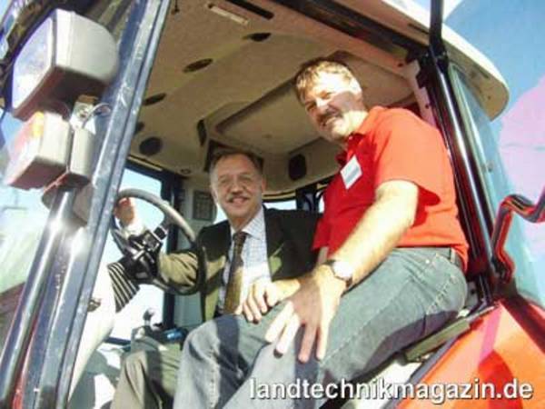 lDBV-Präsident Gerd Sonnleitner lässt sich von MF-Verkaufsleiter Christian Forster die Vorzüge des MF 6490 erläutern.
