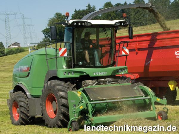 lWeltpremiere in Wadenbrunn: Auf dem Feldtag 2010 wird der neue Fendt Feldhäcksler Katana 65 erstmals offiziell präsentiert. Mit der Vorstellung des Feldhäcksler ergänzt Fendt nicht nur sein bestehendes Erntemaschinenprogramm sondern löst auch ein lange gegebenes Versprechen ein.