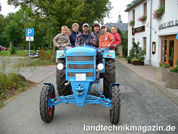 lEnthusiasten der Traktorengeschichte haben in unzähligen Stunden schrottreife Zugmaschinen zu Glanzstücken aufgepäppelt und stellen sich auf diesem Treffen den staunenden Blicken der Besucher und Oldtimerfreunde.