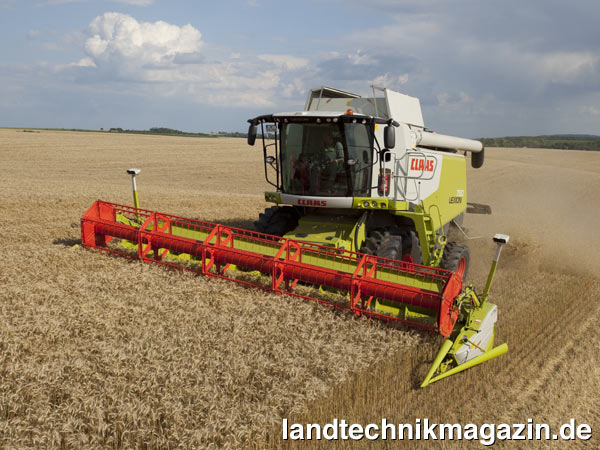 lKernelement des neuen Claas Hangmähdreschers LEXION MONTANA (630, 670 und 750) ist seine Triebachse. Durch ein Verdrehen der Portale mit hydraulischen Schwenkzylindern passen sich die Räder dem Untergrund an. Das MONTANA Fahrwerk gleicht laut Claas Seitenneigungen bis zu 17 % und Längsneigungen bis zu 6 % aus.