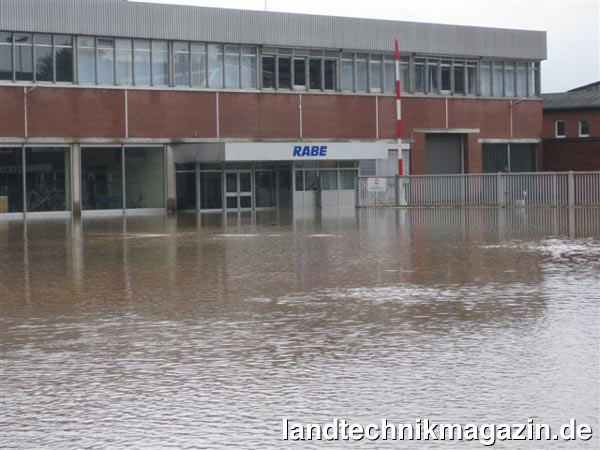 lInfolge der extremen Regenfälle am 27.08.2010 im Osnabrücker Land trat die am Rabe Firmengelände vorbeifließende Hunte über die Ufer. Innerhalb weniger Minuten wurden das gesamte Firmengelände, sämtliche Produktionshallen und viele Büros bis zu 80 cm hoch überflutet. Produktion und Verwaltung waren für 24 Stunden komplett lahmgelegt. Teilbereiche der Fertigung konnten zwar nach 24 Stunden schon wieder angefahren werden. Allerdings hat es 5 Arbeitstage gedauert bis alle Produktionsbereiche wieder voll funktionsfähig waren.