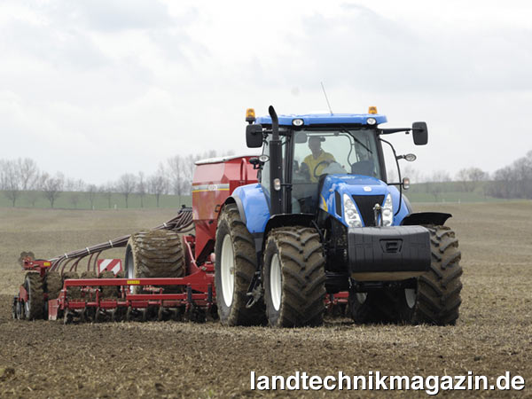 lLaut den vom Verband Deutscher Maschinen- und Anlagenbauer (VDMA) veröffentlichten Zulassungsdaten in Deutschland im ersten Halbjahr 2010 verzeichnete New Holland einen Zuwachs von 2,2% und ist die einzige Marke, die ihren Marktanteil in Deutschland deutlich ausbauen konnte. Einen entscheidenden Beitrag hierzu lieferten unter anderem die hervorragenden Verkaufsergebnisse der Serie T7000 Auto Command.