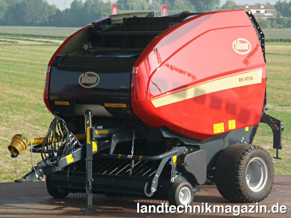 lDie neu entwickelten Vicon Rundballenpressen mit variabler Kammer RV 4216 und RV 4220 ersetzen die alten Typen RV 2160 respektive RV 2190. Die neue Baureihe RV 4200 hat ein elegantes Äußeres mit modernen Seitenabdeckungen erhalten...
