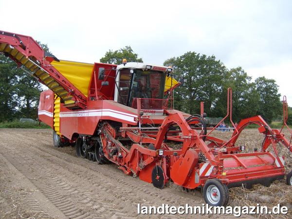 lDer neue vierreihige selbstfahrende Grimme Kartoffelroder TECTRON 410 mit 10 Tonnen Bunker erweitert die TECTRON-Baureihe. Vom TECTRON 415 wurde sowohl das bewährte Fahrwerkskonzept übernommen, welches ein Roden aus der Gare ermöglicht, als auch die patentierte Terra-Float Aufnahme sowie die dann folgenden Sieb- und Trennorgane.