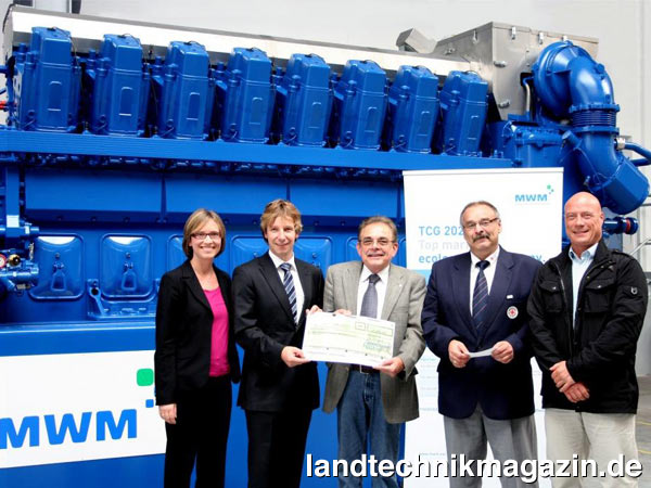 lInsgesamt 15.000 Euro spendeten die MWM-Mitarbeiter und die MWM GmbH dem Deutschen Roten Kreuz zur Verwendung für die Pakistanhilfe. Unser Bild zeigt u.a. den 2. Vorsitzenden des DRK-Kreisverbandes, Volker Dressler, sowie MWM-Geschäftsführer Stefan Zimmermann, die Leiterin der Personalabteilung, Frau Dr. Martina Lambeck und den Vorsitzenden des Betriebsrats, Michael Klatt, bei der Übergabe.
