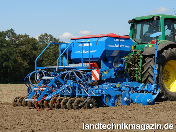 lNeben dem Aufbau auf die Kreiselegge Zirkon bietet Lemken für die pneumatische Drillmaschine Solitair jetzt auch die Kombinationsmöglichkeit mit der angebauten Kurzscheibenegge Heliodor an. Mit der Kombination aus Heliodor und Solitair entsteht laut Lemken eine Bestellkombination mit hoher Arbeitsgeschwindigkeit, die gleichzeitig den Kraftstoffbedarf verringert und vor allem für die Mulchsaat geeignet ist. Die neue angebaute Lemken Bestellkombination aus Solitair und Heliodor ist in Arbeitsbreiten von 3 und 4 Meter erhältlich und ab März 2011 lieferbar.