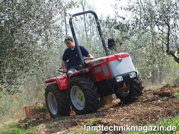 lIn der Carraro Serie Tigrone erhält das Modell 6500 Jona einen neuen Turbodieselmotor mit 58 PS. Erhältlich ist der für Arbeiten am Hang und in Sonderkulturen entwickelte Traktor in zwei Ausführungen mit gleichgroßen Rädern vorne und hinten (6500 Jona, SN 6500 Jona) und einer Version mit unterschiedlich großen Rädern an Vorder- und Hinterachse (6500 JonaF).