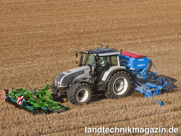 lDie großen Direct- und Versu-Modelle der Valtra T-Serie erfüllen jetzt dank SCR-Technik die Abgasnorm TIER 4i. Die Einführung der neuen Motorentechnik nutzt Valtra zudem für eine generelle Weiterentwicklung der mit einem stufenlosen Getriebe oder 5-stufigem Lastschaltgetriebe ausgestatteten Traktoren.