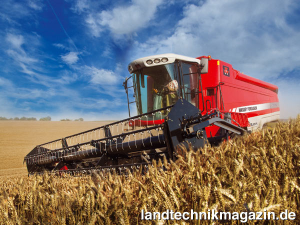lDer automatische ParaLevel Hangausgleich beim Massey Ferguson 5-Schüttler Mähdrescher MF 7360 Beta PL und beim 6-Schüttler MF 7370 Beta PL kompensiert bis zu 20% Seitenneigung und verfügt über eine robuste Parallelogramm-Vorderachskonstruktion mit neuer elektronischer Steuerung.