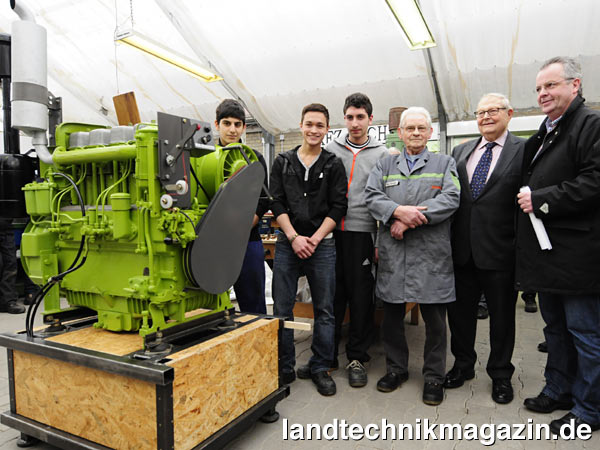lMotor-Premiere in der Außenwerkstatt der August-Claas-Schule, von links: die Schüler Orkan Aytan, Eric Zumdiek, Burak Ramadan, dann Motorenspezialist Willi Düpjohann, Helmut Claas und Hermann Hecker.