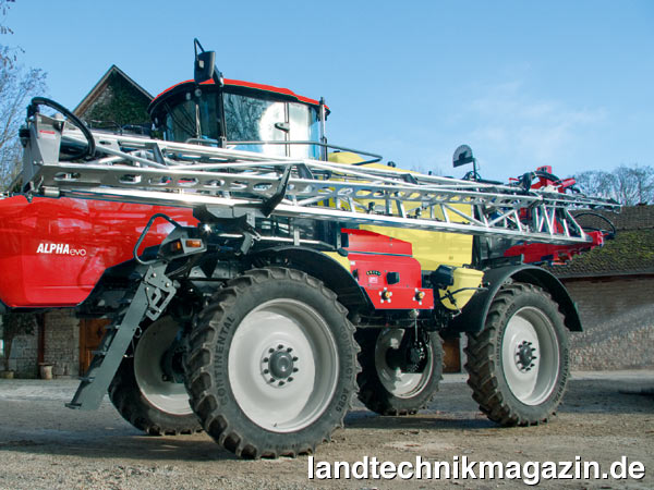 lDie neue, geräumige EvoCab mit 3-Säulen Design für eine hervorragende Rundumsicht und die neuen Schwerlast-Radmotoren von Poclain, mit schmalerer Bauweise und höherem Wirkungsgrad, sind nur zwei der zahlreichen neuen Ausstattungsmerkmale beim Pflanzenschutz-Selbstfahrer ALPHA evo von Hardi.