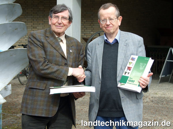 l4,5 kg wiegen die beiden Bände „Über 1000 Düngerstreuer“, die Klaus Dreyer von den Amazonen-Werken an Dr. Klaus Herrmann vom Deutschen Landwirtschaftsmuseum überreichte.