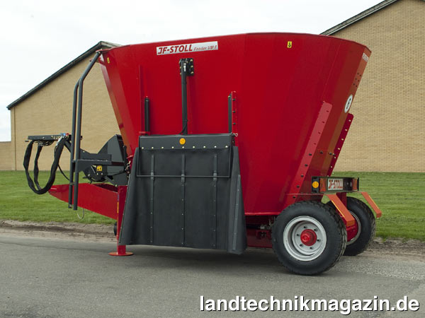 lJF-Stoll bringt eine neue Baureihe niedriger, kompakter Futtermischwagen auf den Markt, bei denen die Radachse hinter dem Mischbehälter platziert ist.