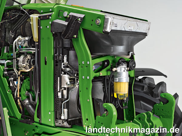 Bild: Für eine möglichst schlanke Motorhaube hat John Deere das Kühlerpaket für die Traktoren der neuen 6R Serie neu entwickelt. Insbesondere den Ladeluftkühler hebt John Deere als Innovation hervor, soll er doch für eine zusätzliche Steigerung der Motorleistung führen.