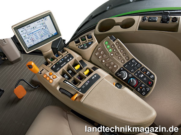 Bild: Die neue CommandView II Kabine der 7R-Traktoren stattet John Deere mit der CommandArm Bedienarmlehne mit integriertem 7-Zoll-CommandCenter-Display aus.