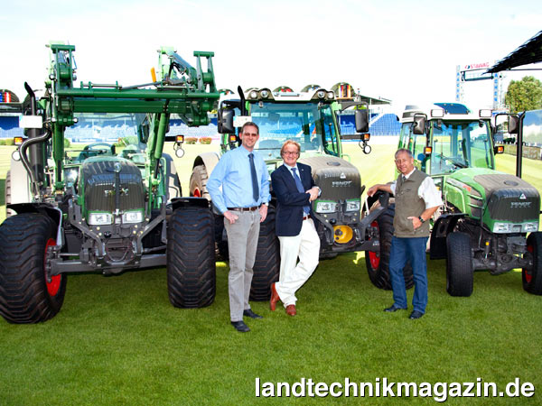 lPaul Lantzerath (Geschäftsführer Agrartechnikgruppe Zülpich), CHIO Aachen-Turnierdirektor Frank Kemperman und Bernhard Brischwein (Fendt Werksbeauftragter) bei der Übergabe der Fendt-Traktoren.