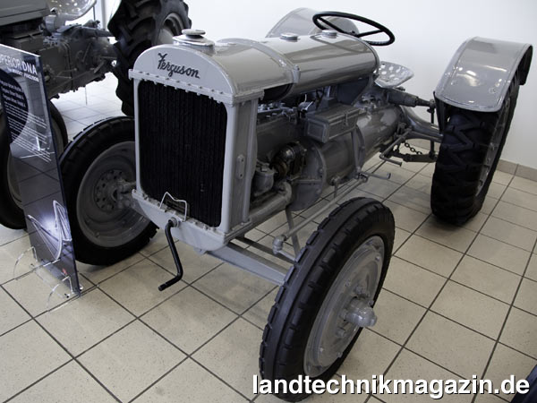 lDer Type A - Ferguson Brown Tractor war der erste Traktor, der mit einer Dreipunkt-Regelhydraulik ausgestattet war.