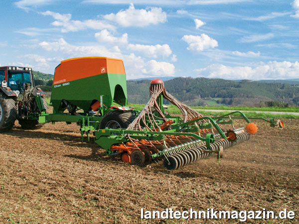 lFür Betriebe, die mit dem absätzigen Säverfahren arbeiten, hat Amazone jetzt die neue Solo-Sämaschine Citan 6000 im Programm.