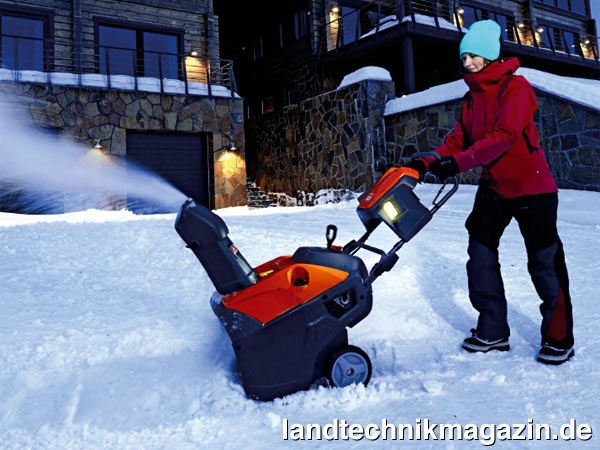 lMit dem Modell ST 121E bietet Husqvarna jetzt eine kompakte und dennoch leistungsstarke Schneefräse für private Hausbesitzer. Dank dem Elektrostarter springt sie auch bei tiefen Temperaturen jederzeit problemlos an. Ein helles LED-Licht sorgt auch bei Dunkelheit oder Dämmerung für gute Sicht. Die Förderschnecke aus Gummi schützt die Oberflächen wirksam vor Beschädigungen.