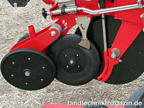 Bild: Um einen schnellen und optimalen Bodenanschluss der Sämereien zu erreichen, verfügt die neue Väderstad Einzelkornsämaschine Tempo über ein Andruckrad, das direkt hinter dem Säschar platziert ist.