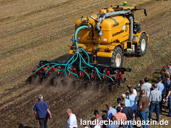 lAuf großes Interesse stieß beim Vogelsang Feldtag die Gülleunterfußdüngung und Bodenbearbeitung im Strip Till-Verfahren. Auf der Agritechnica 2011 soll bereits ein Vorserienmodell mit dieser Technik präsentiert werden.