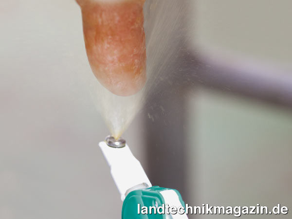 Bild: LuxSpray 30 von GEA Farm Technologies eignet sich besonders für die Anwendung nach dem Melken. Die spezielle Viskosität soll für flexible Einsatzmöglichkeiten sorgen: Sprühen und Dippen entweder automatisch oder manuell.