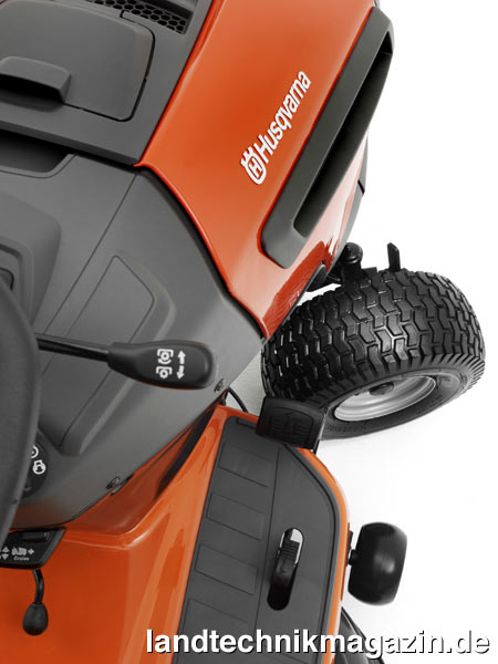 lMit der neuen U-Cut Technologie bieten die Husqvarna Gartentraktoren mit Grasfangbox jetzt eine ungeahnte Wendigkeit, die laut Hersteller am Markt einzigartig ist. Je nach Modell bleibt laut Husqvarna ein ungemähter Wendekreis von nur 100 cm oder noch weniger übrig. Das soll Trimmerarbeiten in den meisten Fällen überflüssig machen.