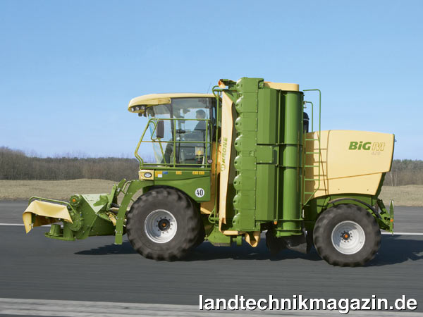 Bild: Ebenso wie die Vorgängermodelle verfügt auch der Krone Big M 420 über den automotiven Fahrantrieb. Die Höchstgeschwindigkeit auf der Strasse von 40 km/h erreicht der Big M 420 bei einer reduzierten Motordrehzahl von 1.650 U/min.