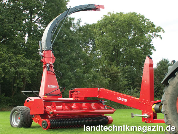 lMit dem FCT 1360 stellt JF-Stoll auf der Agritechnica 2011 sein neues Spitzenmodell der gezogenen Feldhäcksler vor. Neben dem neuen Häckslerrotor verfügt der JF-Stoll FCT 1360 jetzt über eine Pick-up mit Rollenniederhalter.
