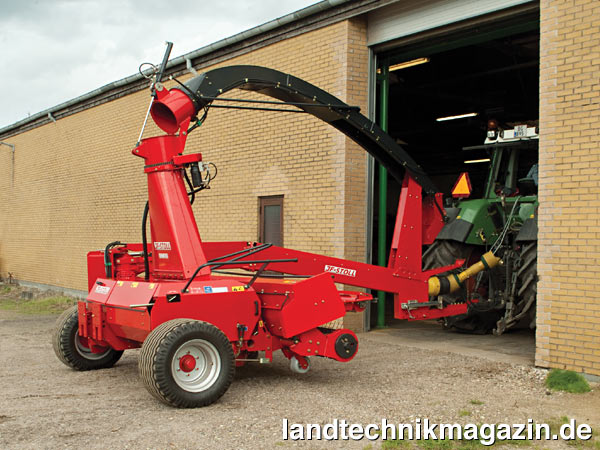 Bild: Der gezogene Häcksler FCT 1360 von JF-Stoll ist serienmäßig mit einem hydraulisch klappbarem Auswurfkrümmer ausgestattet. Damit erreicht JF-Stoll eine perfekte Kombination von hoher Überladehöhe und niedriger Transporthöhe.