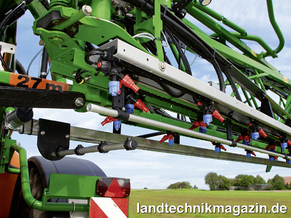 Bild: Agritechnica Neuheiten Silbermedaille 2011 für BoomWash – Automatische Spritzgestänge-Außenreinigung, Amazonen-Werke H. Dreyer GmbH & Co. KG, Hasbergen-Gaste, Deutschland, Halle 14, Stand A20.