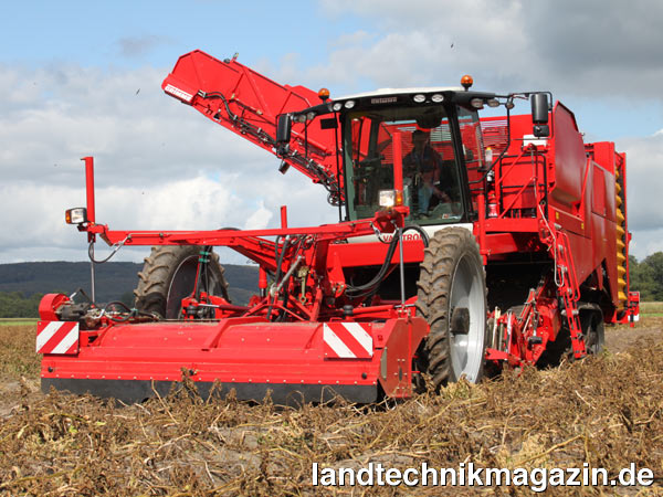 lMit dem neuen 4-reihigen selbstfahrenden Kartoffelroder VARITRON 470 mit 7 Tonnen Bunker stellt Grimme auf der Agritechnica 2011 den Nachfolger des SF 3000 vor.