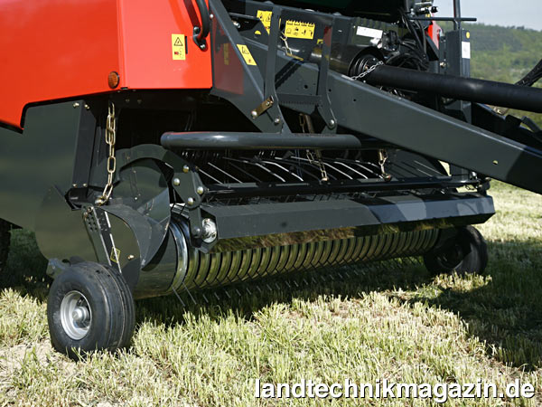 Bild: Die Kuhn Rundballenpressen mit dem neuen Einzugssystem sind mit einer 2,30 m breiten Pick-up ausgerüstet. An der Pick-up befindet sich ein Rollenniederhalter mit 18 cm Durchmesser.