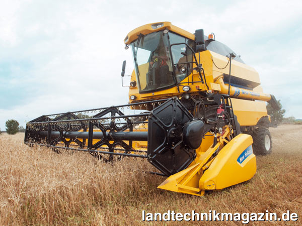 XL-Bild: New Holland hat die Mähdrescher-Serie TC5000 mit dem 4-Schüttler-Modell TC5050 und den 5-Schüttler-Modellen TC5060, TC5070 sowie TC5080 überarbeitet. Neben einigen neuen Ausstattungsdetails für alle Modelle, gibt es in den beiden Top-Modellen jetzt Motoren mit SCR-Technik.