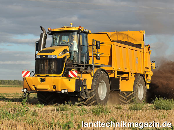 XL-Bild: Der neue Challenger Selbstfahrer TerraGator TG 845 für die Ausbringung von flüssigen und festen Wirtschaftsdüngern ist mit dem stufenlosen TechStar-CVT-Getriebe ausgerüstet. Angetrieben wird der neue Challenger TerraGator 845 von einem neuen 400-PS-Sechszylinder (Herstellerangabe nach ISO 14396) von AGCO SISU POWER mit 8,4 Liter Hubraum und SCR-Technik der zweiten Generation inklusive neuem Diesel Oxidation Katalysator (DOC) zur Abgasnachbehandlung.