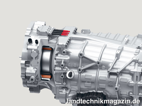 lDas System ZF-TERRA+ besteht aus einer leistungsfähigen elektrischen Maschine, die in das Getriebegehäuse integriert ist. Es kann als Stromquelle für elektrische Verbraucher genutzt werden. Je nach Maschinengröße stellt es eine elektrische Leistung von bis 50 beziehungsweise 70 kW bereit.