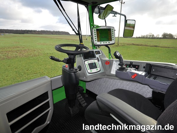 Bild: Die Armlehne mit integrierten Bedienelementen im Dammann-trac soll einen komfortablen und entspannten Arbeitsplatz garantieren. Sonnenrollo, Blue Tooth-Radio und Getränkekühlbox runden das Programm der Komfortkabine ab. Der leichte Überdruck in der Kabine und der Aktivkohlefilter sollen den Fahrer vor Staub und Schadstoffen schützen.