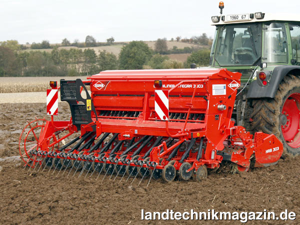 lMit der INTEGRA 3003 (im Bild) und 4003 hat Kuhn zwei neue mechanische Aufbaudrillmaschinen im Programm. Kuhn liefert die Drillmaschinen wahlweise mit Doppelscheibenscharen oder...