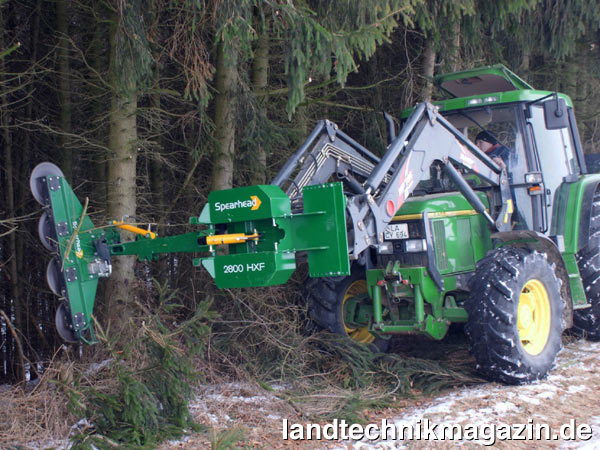 lSpeziell für den Anbau an Frontlader-Schleppern mittlerer Größe hat Spearhead den neuen Auslegerarm Twiga 2800 HXF und die zu diesem Zweck besonders leicht konzipierte Baumsäge LRS 1601 im Programm.