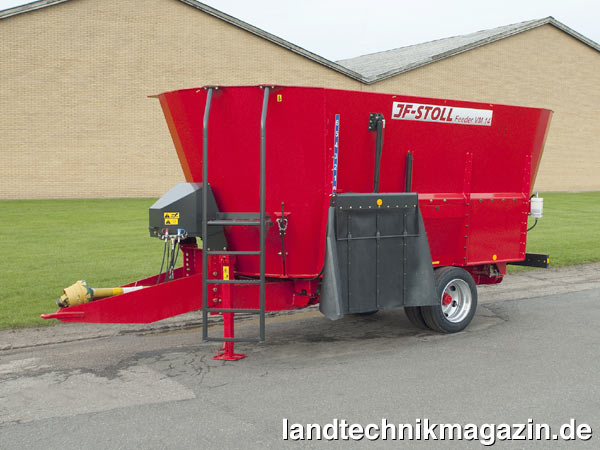 lBeim neuen Futtermischwagen VM-2 S L hat JF-Stoll den Behälter abgesenkt und die Höhe auf nur 247 cm reduziert. Der Mischwagen kann in jedem Stall benutzt werden und mit kleinen Ladegeräten beladen werden.