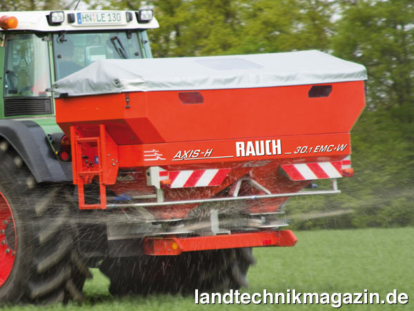 lDer neue Rauch Düngerstreuer AXIS-H 30.1 EMC+W mit hydraulischem Wurfscheibenantrieb verfügt über 3.000 kg Nutzlast. Das Behältervolumen beträgt 1.200 l und kann durch Aufsätze auf bis zu 3.000 l erhöht werden. Arbeitsbreiten von 12 m bis 42 m sind beim Rauch AXIS-H 30.1 EMC+W möglich.