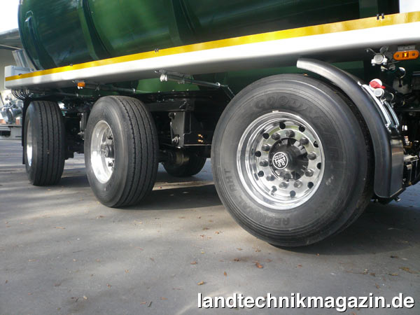 XL-Bild 3: Bei der Lenkung sind die mittlere und die hintere Achse des