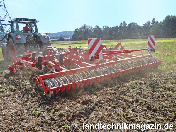 Bild: Das DiscSystem und der große Strichabstand beim Horsch Grubber Terrano MT ermöglichen ein verstopfungsfreies Arbeiten auch bei schwierigen Rückständen und hohen Strohmengen.