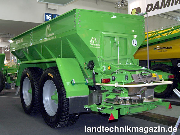 lDer neue Güstrower Tandem-Großflächenstreuer GDK 10.000 verfügt über ein Behältervolumen von 16 cbm. Mit dem neuen H-Streuwerk eignet er sich zum Ausbringen aller Formen von Stickstoff- und Grunddünger, Kalk, Hühnertrockenkot sowie Knochenmehl mit hoher Streugenauigkeit und bis zu 42 m Arbeitsbreite.