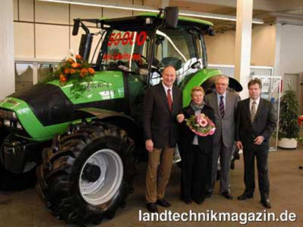 lSchlüsselübergabe des 50.000 Traktors; v.l.n.r.: Wolfgang Schenk, Bürgermeister der Stadt Lauingen; Birgitta Neurohr, Stadtbaumeisterin der Stadt Lauingen; Vittorio Carozza, Präsident SDF; Gino-Mario Biondi, Geschäftsführer SDF Deutschland GmbH.
