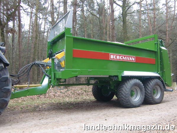 lBergmann hat die Stalldung- beziehungsweise Universal-Streuer der Baureihen TSW 3140 und M 3140 weiter verbessert. Neu ist sowohl in der TSW- als auch in der M-Serie der überarbeitete, leistungsfähigere Antrieb. Vorteil für den Anwender ist hier laut Bergmann die vereinfachte Wartung der Antriebselemente.