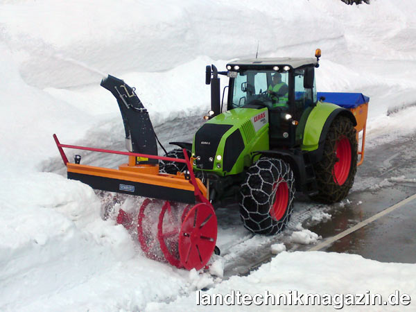 Bild: Die Schmidt Winterdienst- und Kommunaltechnik GmbH aus St. Blasien produziert Räumschilde, Schneefräsen, Feuchtsalzstreuer sowie Kehrtechnik und ist einer von gegenwärtig drei Systempartnern, mit denen Claas im Bereich der professionellen Kommunalausstattung für Standardtraktoren zusammenarbeitet.