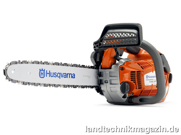 lDie neue Husqvarna Tophandlesäge für professionelle Baumpfleger T540 XP verfügt über alle Leistungsmerkmale einer echten XP-Motorsäge: Magnesiumgehäuse, X-Torq-Motor, AirInjection, LowVib. Die serienmäßige AutoTune-Vergasersteuerung rundet das Gesamtpaket ab. Optional ist die T540 XP mit den leichten und robusten TechLite-Schienen ausrüstbar.
